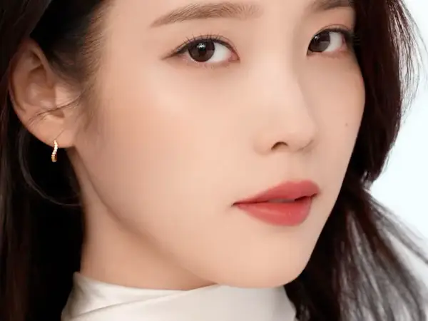 IU 雅诗兰黛全球品牌代言人